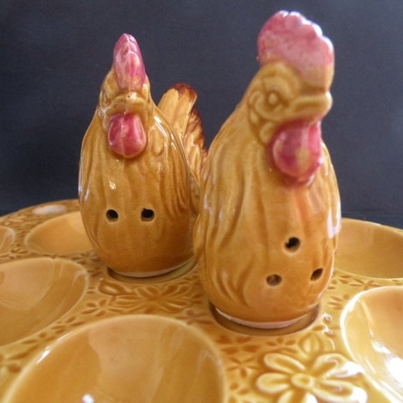 Vintage Country Egg Plate w/matching Hen S&P Shakers - Picture 3 of 6